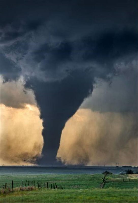 Tutorial Edit foto photoshop Angin Tornado